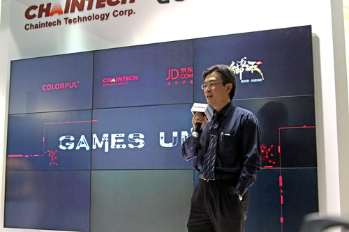 “GAMES UNION”游戲聯(lián)盟于6月2號下午1點半在南港館4F L0128展位舉行，七彩虹板卡事業(yè)部業(yè)務(wù)總經(jīng)理羅威和臺灣承啟科技發(fā)言人周子安先生為“GAMES UNION”簽約合作儀式致辭。同時請到了京東品牌戰(zhàn)略合作與發(fā)展總經(jīng)理汪延領(lǐng)先生以及御龍在天游戲運營負責(zé)人杜雄勇先生到場致辭。