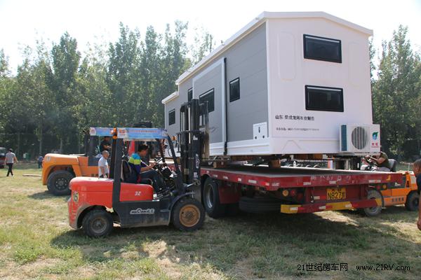 北京國際房車大展在即 商家布置展會現(xiàn)場(圖8)